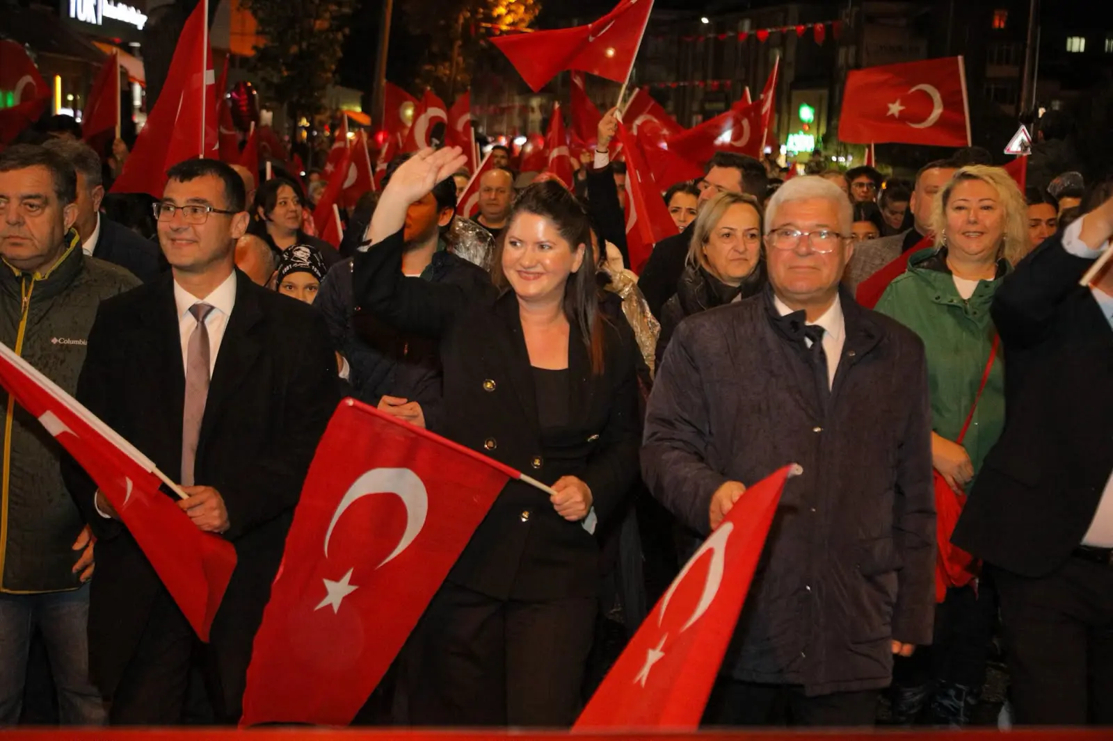 CUMHURİYET COŞKUSU SAĞANAK YAĞIŞA RAĞMEN SOKAKLARA TAŞTI: BİNLERCE EDİRNELİ FENER ALAYI’NDA BULUŞTU galeri görseli